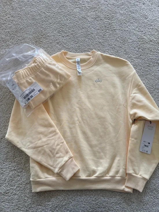 ALO Candlelight Yellow Cozy Sweatshirt & Shorts Set Size SMALL NWT - Picture 2 of 4